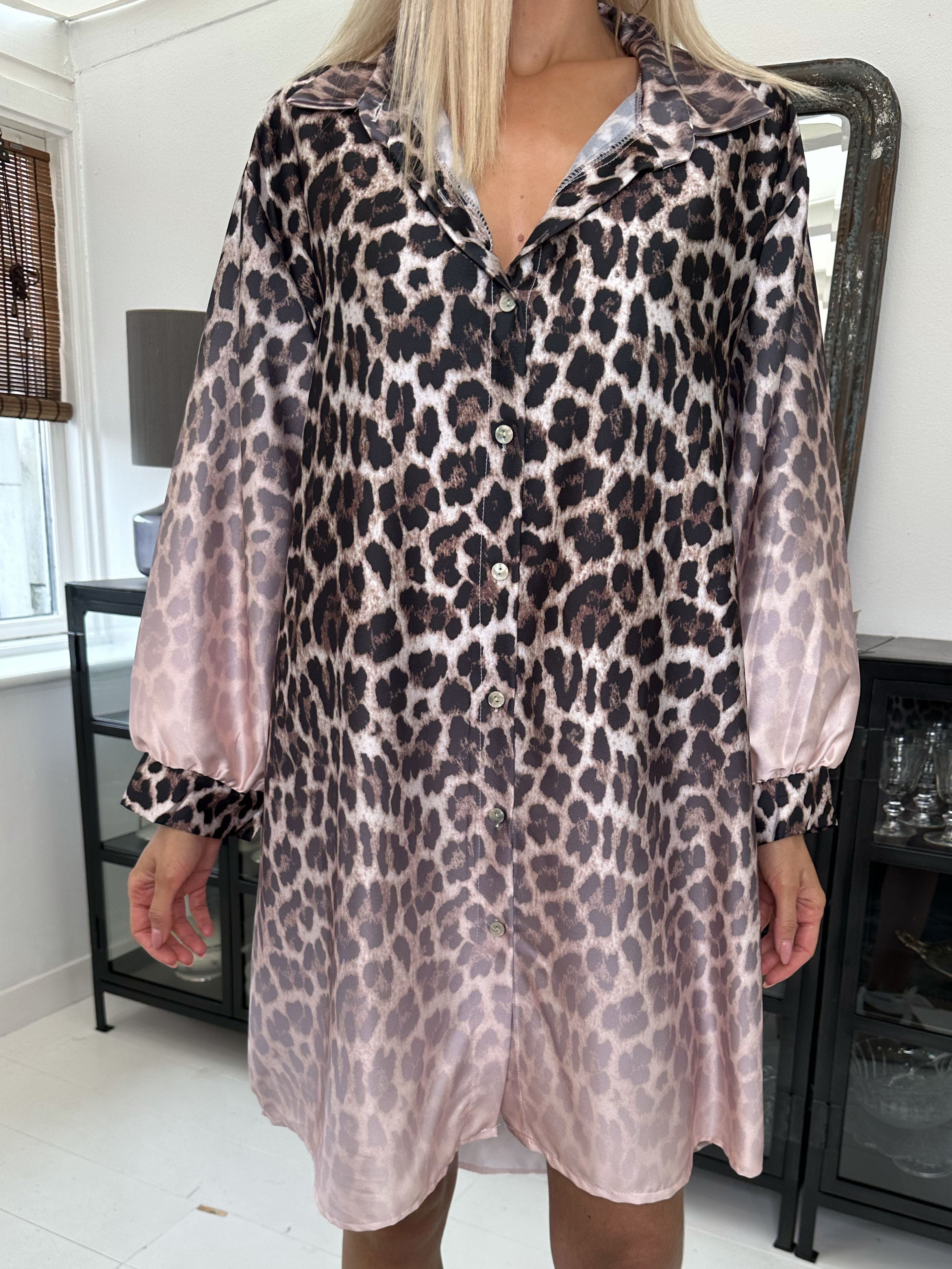 Anemone - Leopardskjorta i silkeslook